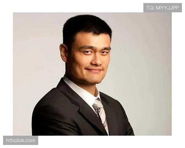 姚明退役后这身材变化也太真实了,当年球场上那个巨人现在喝个茶都像在度假